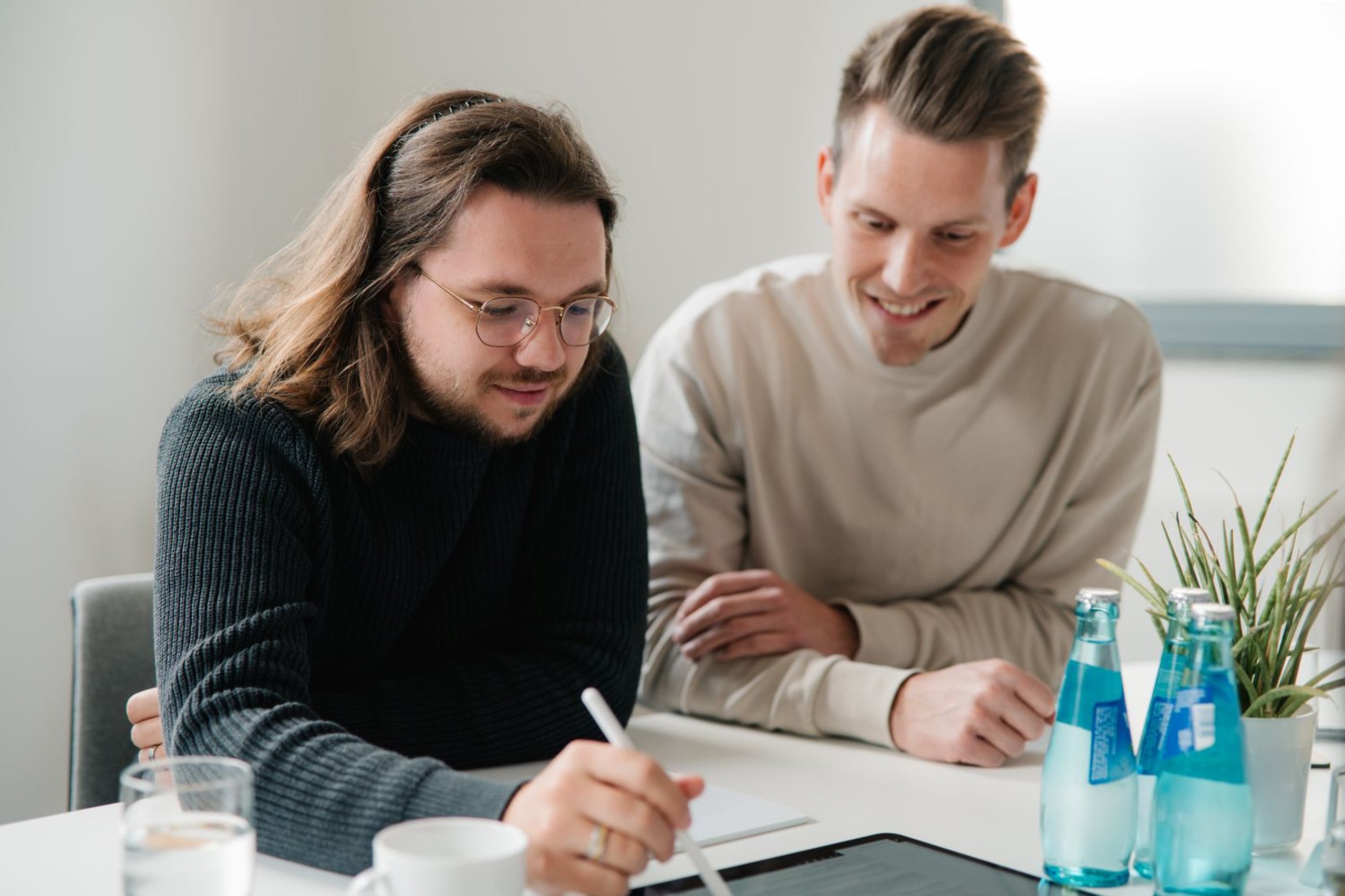Steuerberaterin erklärt einer Mandantin Unterlagen am Tisch