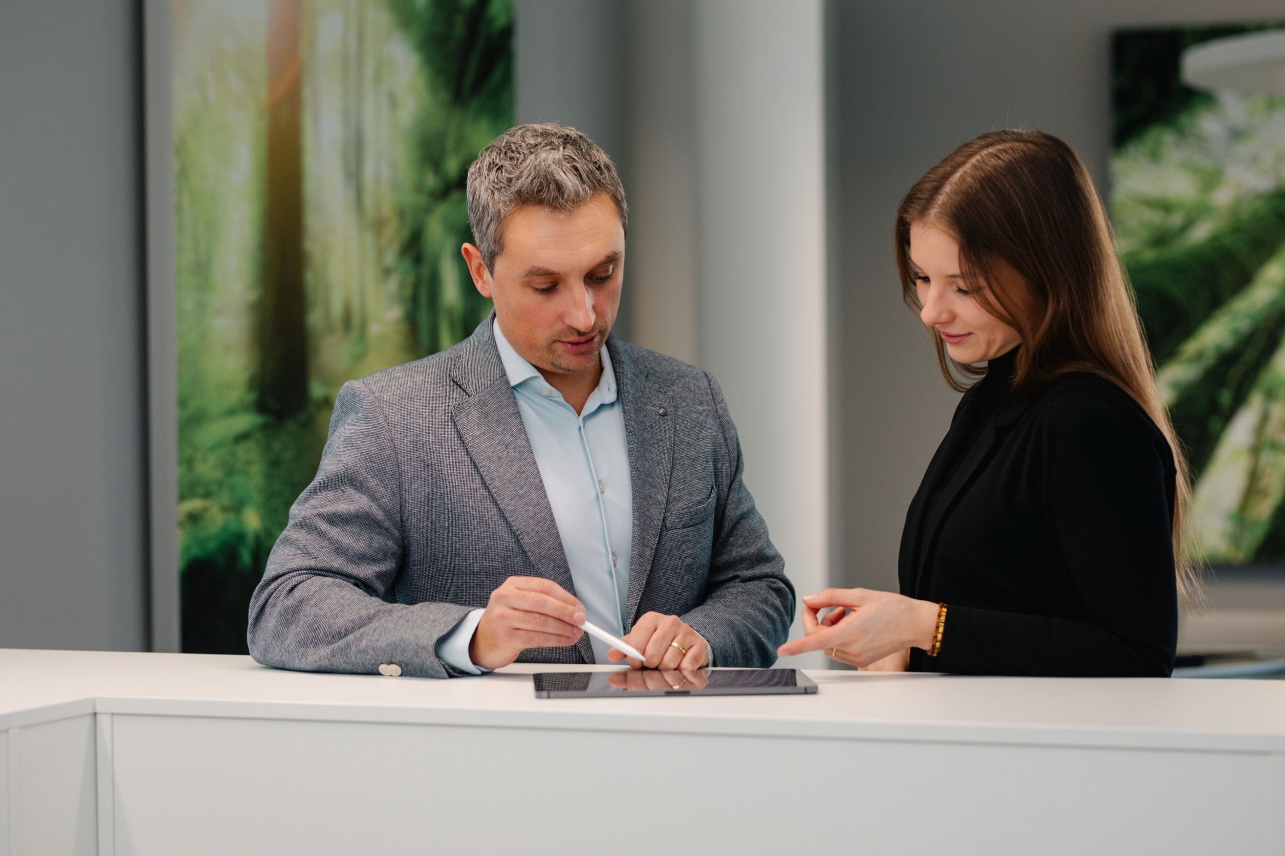 Team von Pöschl | Partner vor dem Kanzleigebäude in Bensheim