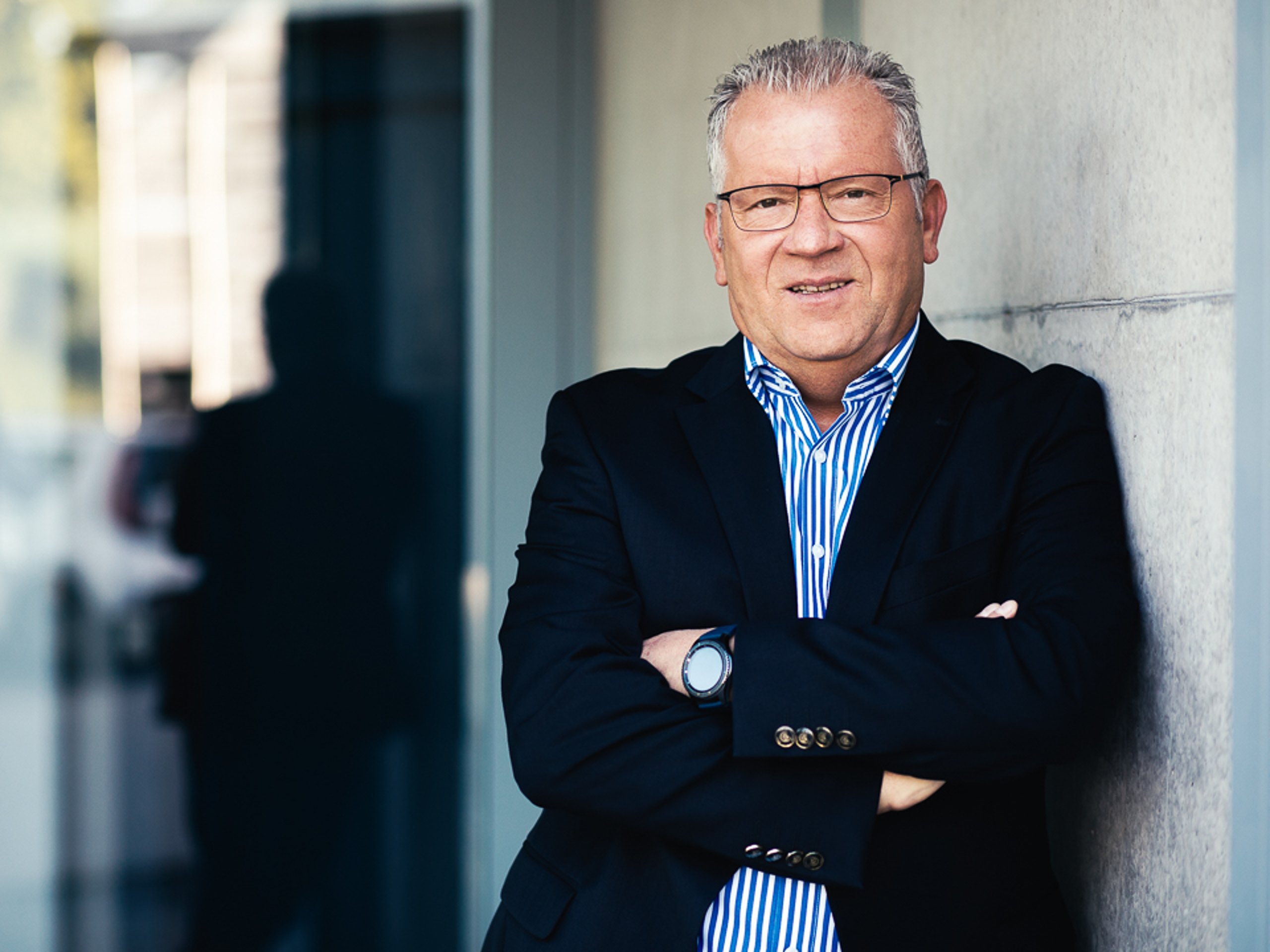 Mitarbeitende von Pöschl | Partner im Austausch im Großraumbüro